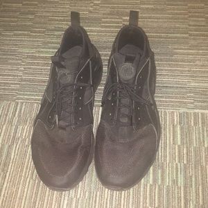 Nike Air Huarache’s size 14